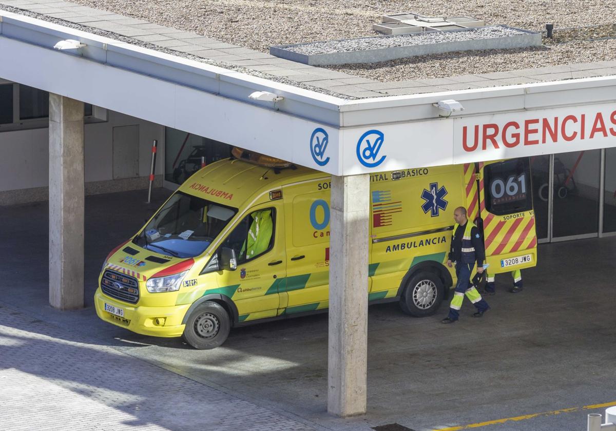 Una de las ambulancias del servicio urgente del 061, a la puerta del servicio de Urgencias del Hospital Valdecilla.