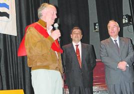 Alejandro Cibrián cuando recibió el título de colegial de honor.