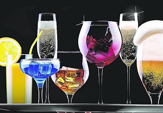 Bodegón con diferentes tipos de bebidas.