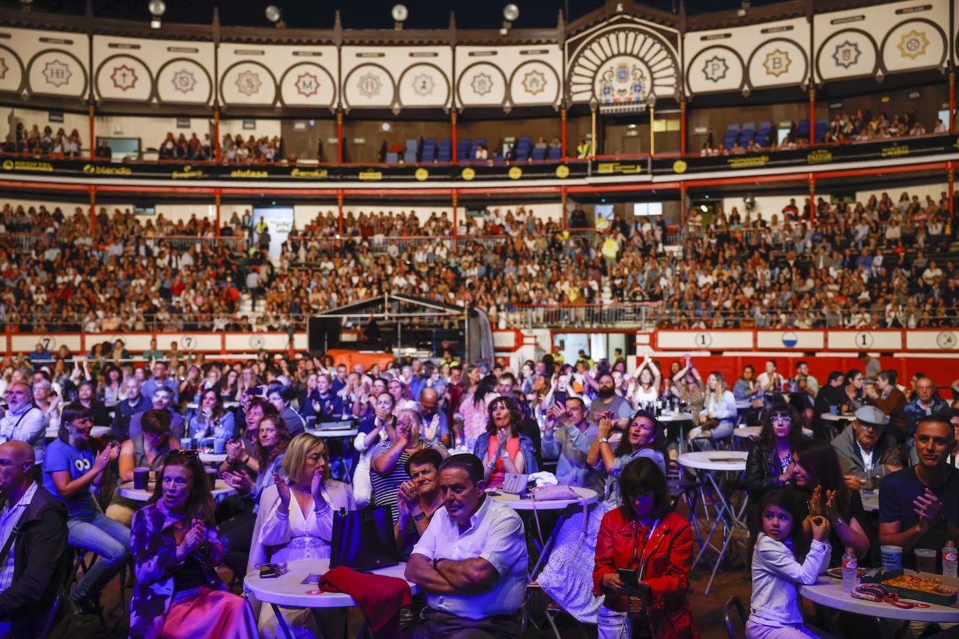 El coso santanderino disfrutó de un gran ambiente durante la velada musical.