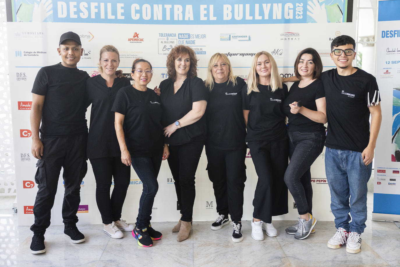 El equipo de Hair Krone Academy que maquilló y peinó a modelos y presentadores. De izquierda a derecha: Violeta Sánchez, Pilar Posada, Luz Delly Martínez, Marisa Pañeda, Azucena Jiménez, Irina Yezhkun, Cristina Tcacenco y Elvis Mateo Pérez.