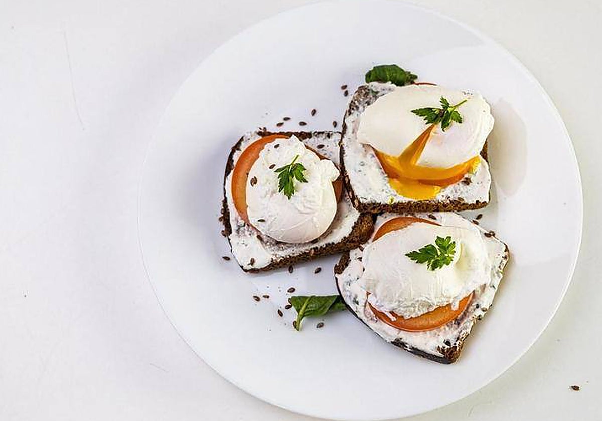 Estas tostadas de huevos escalfados, apetecen solo a simple vista.