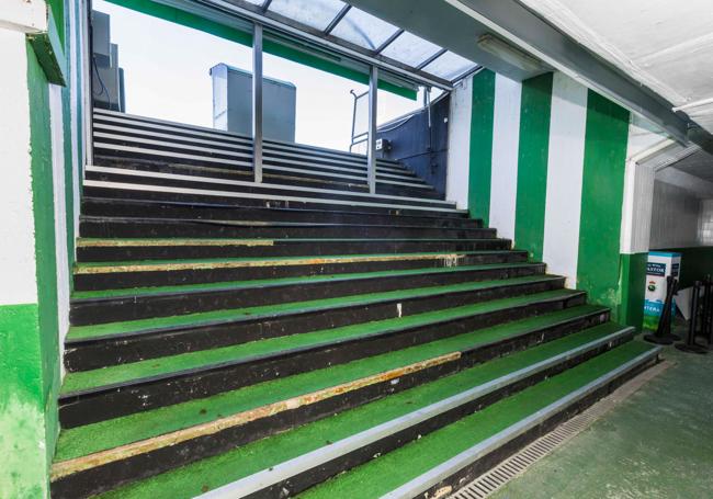 Las escaleras que llevan del túnel de vestuarios al campo.
