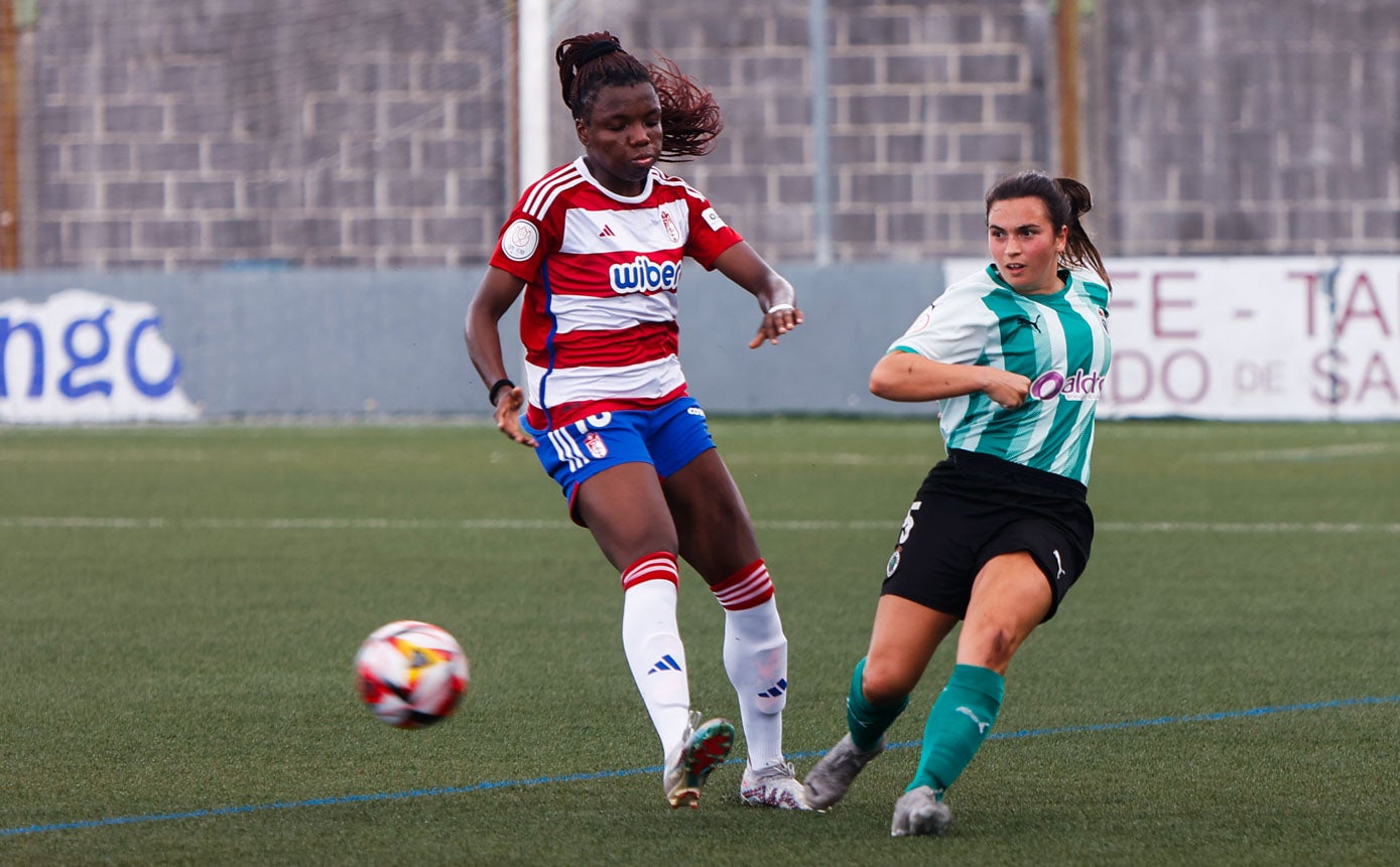 Marina pasa el balón ante la oposición de la trigoleadora Edna. 