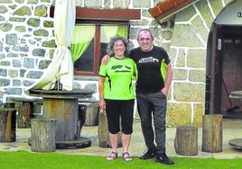 Los experimentados montañeros Yoli Martín y Joseba Elorrieta posan en la entrada al refugio.