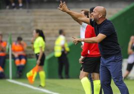 José Alberto da instrucciones a sus futbolistas en el partido frente al Amorebieta.