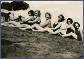 Josefina de la Torre (tercera por la derecha) junto a sus amigas en la playa de Gando, Gran Canaria.