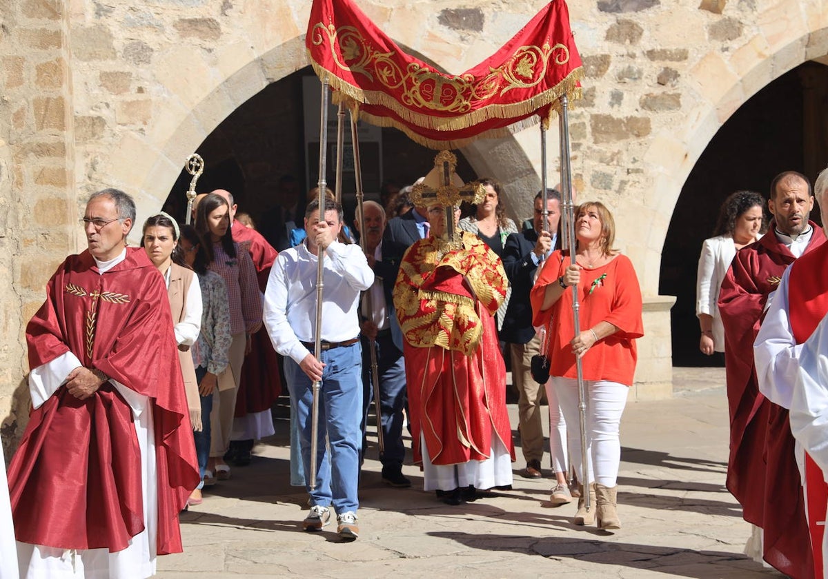 La Reliquia del Lignum Crucis fue trasladada por el obispo bajo el palio portado por cofrades.