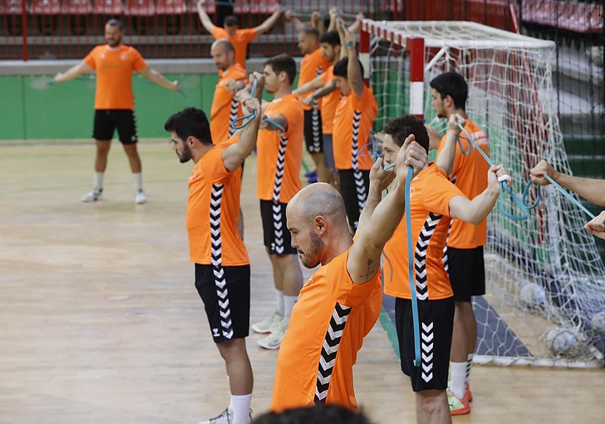 Adrián Fernández, en primer término, junto al resto del Bathco durante un entrenamiento.