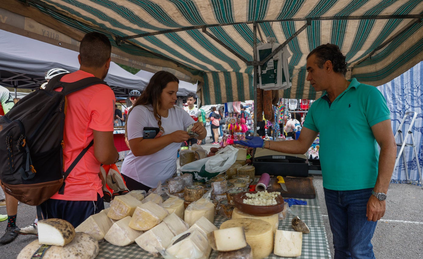 Decenas de puestos ofrecían sus productos.