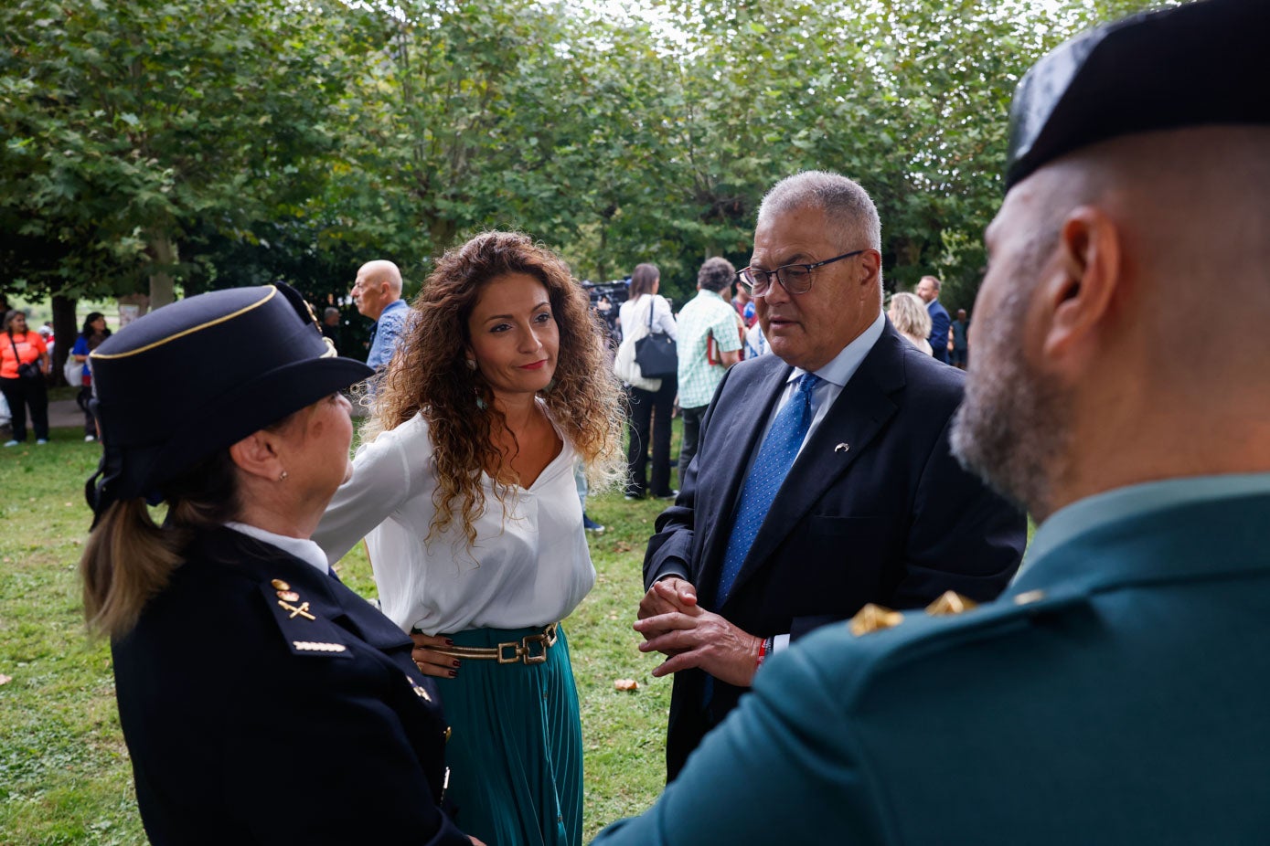 La delegada del Gobierno, Ainoa Quiñones, y el diputado Joaquín  Gómez, conversan con mandos de la Policía y la Guardia Civil.