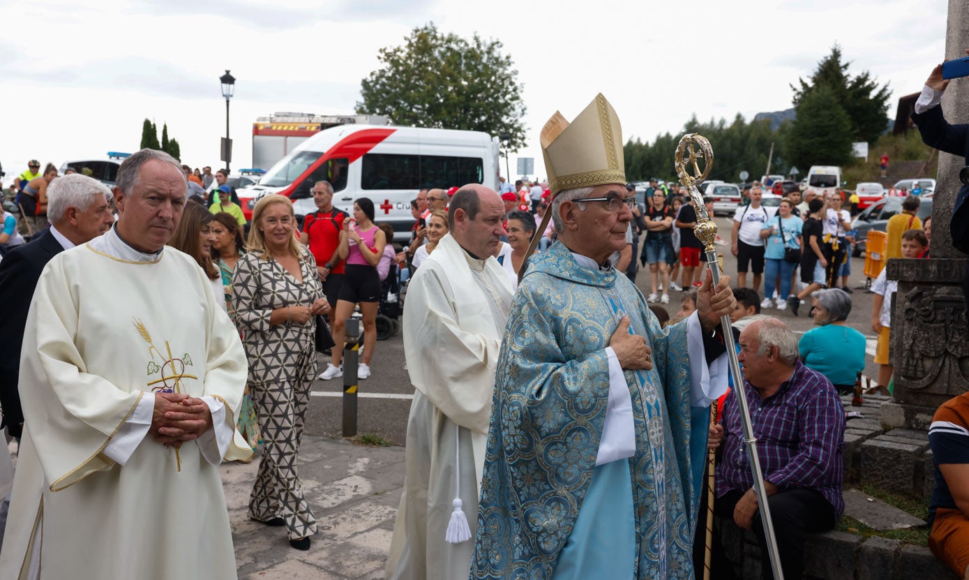 El obispo, durante la procesión previa a la misa.