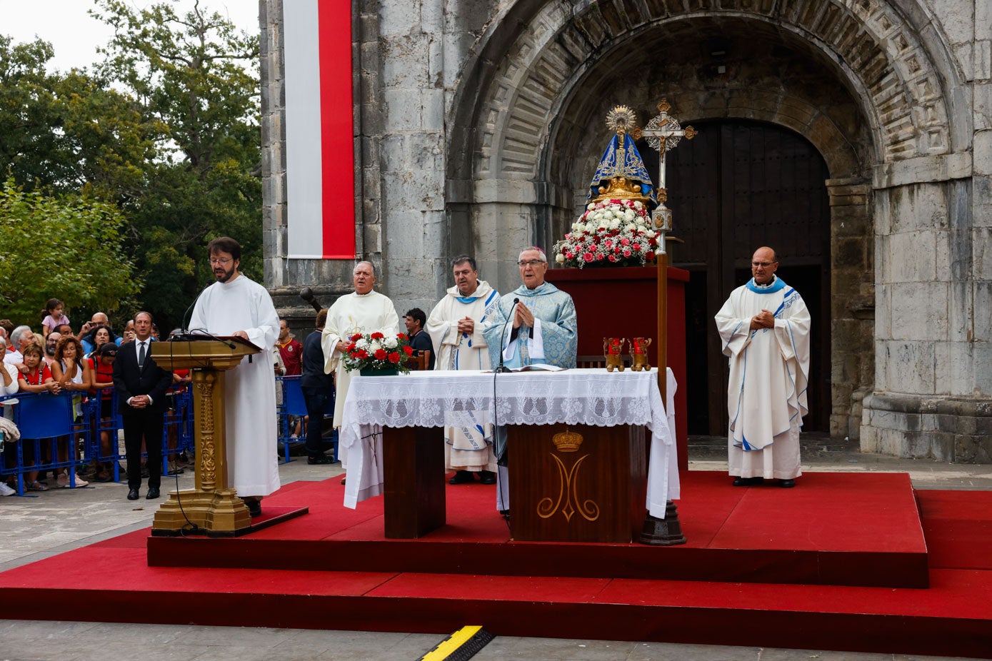 El obispo pidió un papel más activo de los cristianos en su homilía.