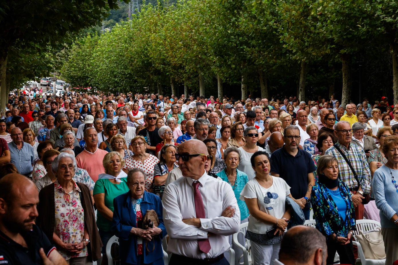 Cientos de personas asistieron a los oficios religiosos.