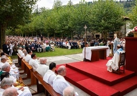 El obispo de Santander, Manuel Sánchez Monge, presidió la celebración de la misa en el Santuario