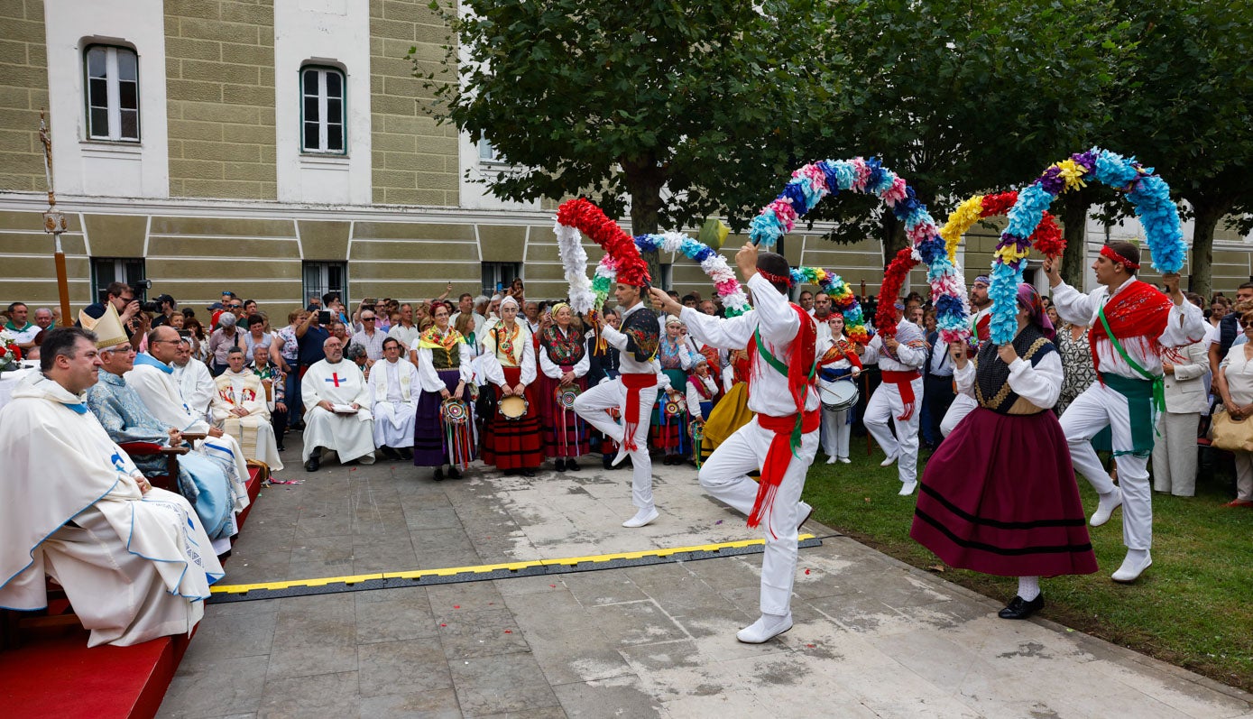 Tras la ceremonia, actuación folclórica en la campa.