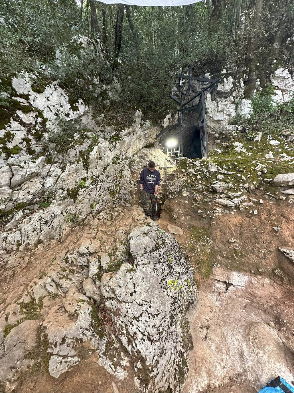 Tomando medidas a la entrada de la cueva