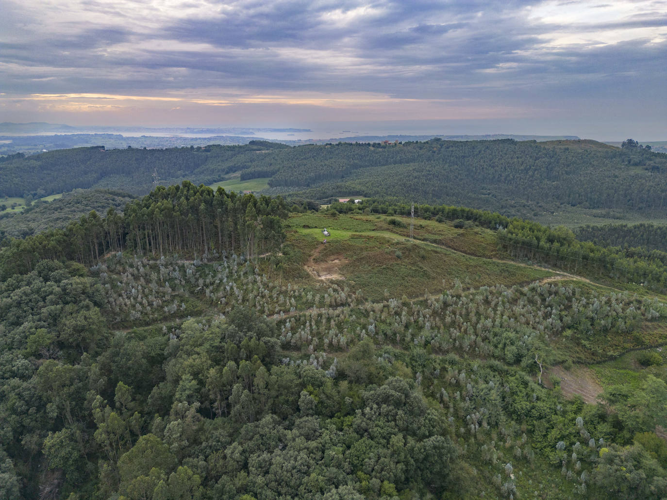 Vista general del castro del Alto de La Garma donde se están documentando los orígenes de los primeros pueblos cántabros