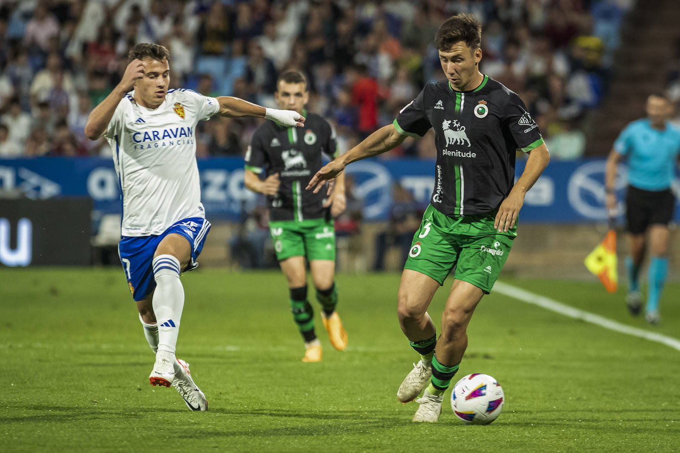 Saúl controla un balón.