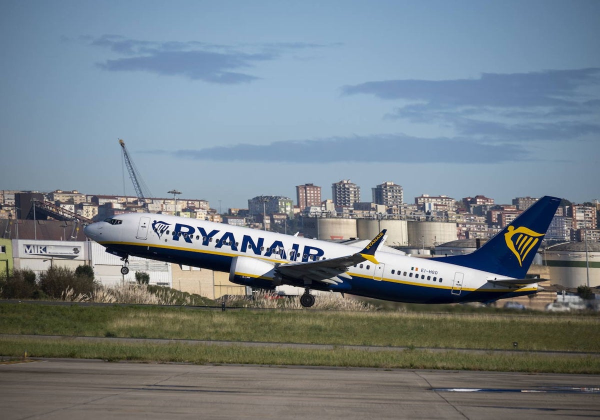 Un avión de Ryanair, en el momento de despegar desde la pista del Seve Ballesteros.