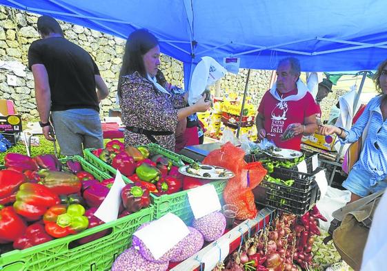 Asistentes comprando el afamado tesoro rojo ayer en la feria.