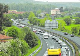 Atascos en la Autovía de la Meseta, A-67, a la altura de Torrelavega.