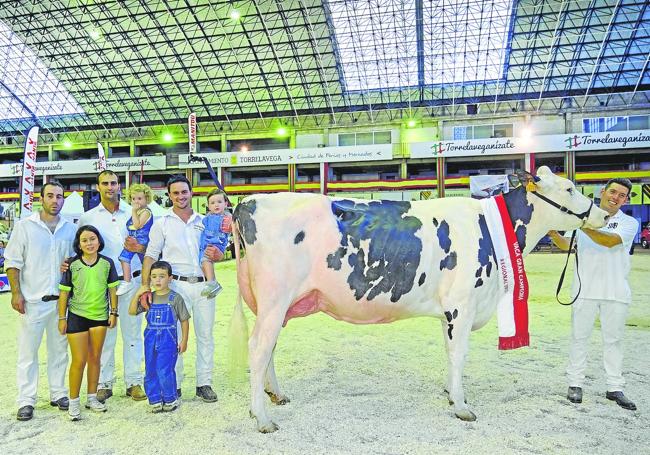 Alberto Llera, Adrián Entrecanales, Germán Fernández y, a la derecha, Alejandro Barbapolo sujetando a Somoboo Elvira Elude, Gran Campeona Regional 2023.