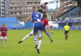 Alberto Delgado disputa un balón con Julio Rodríguez.