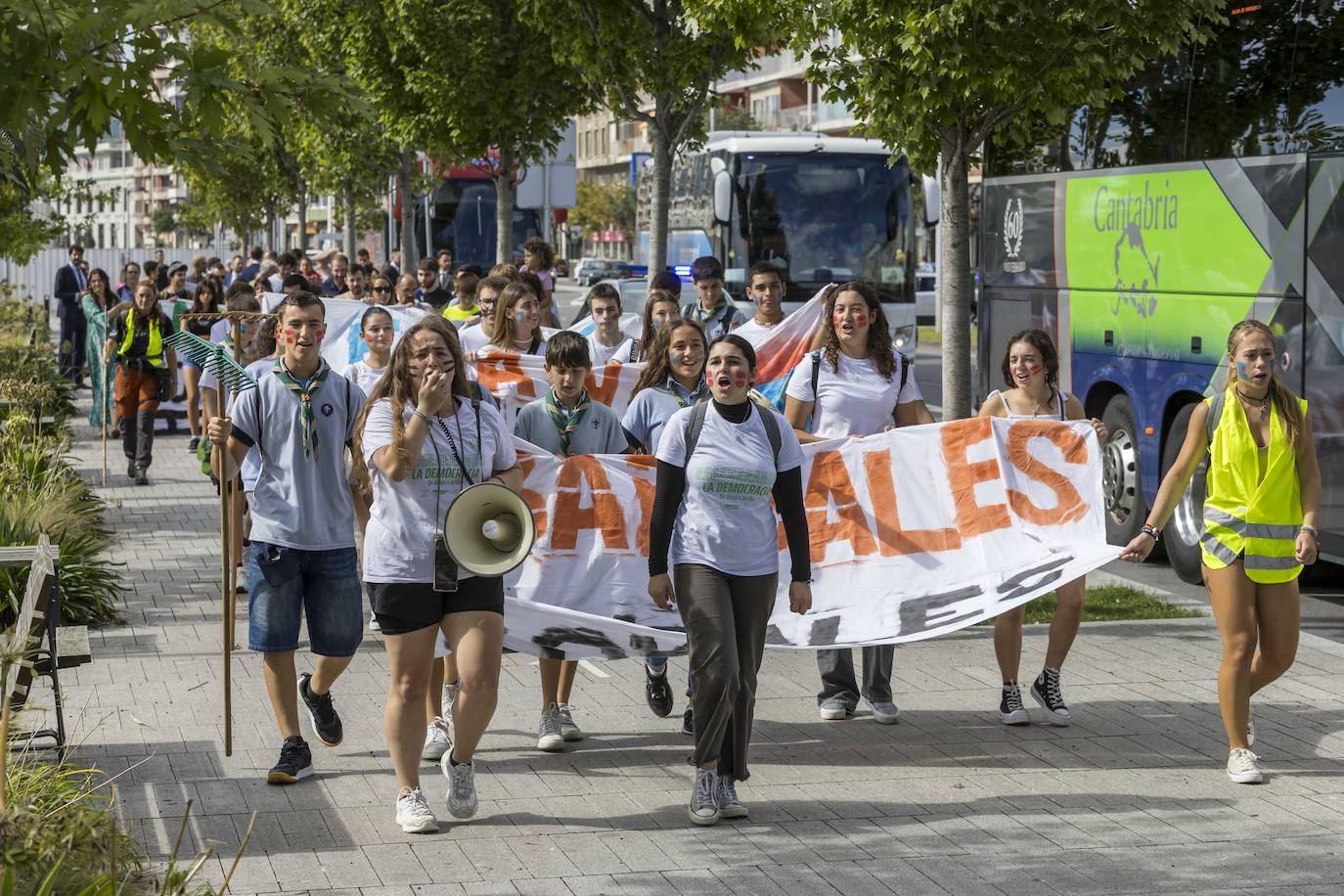 Los jóvenes portaron pancartas con mensajes como 'Los pueblos no se venden' durante todo el trayecto. 