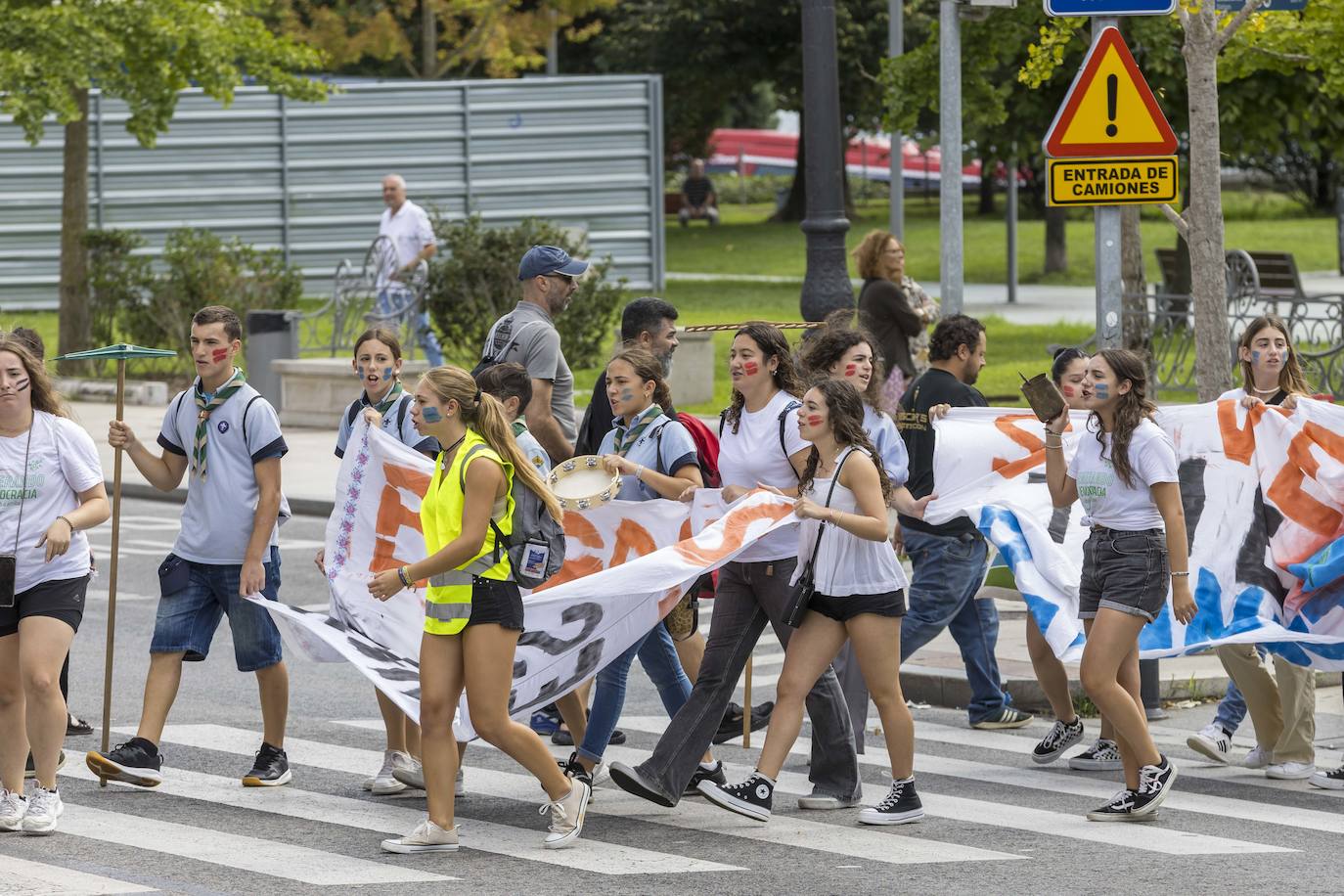 Los manifestantes agitaron panderetas y campanos.