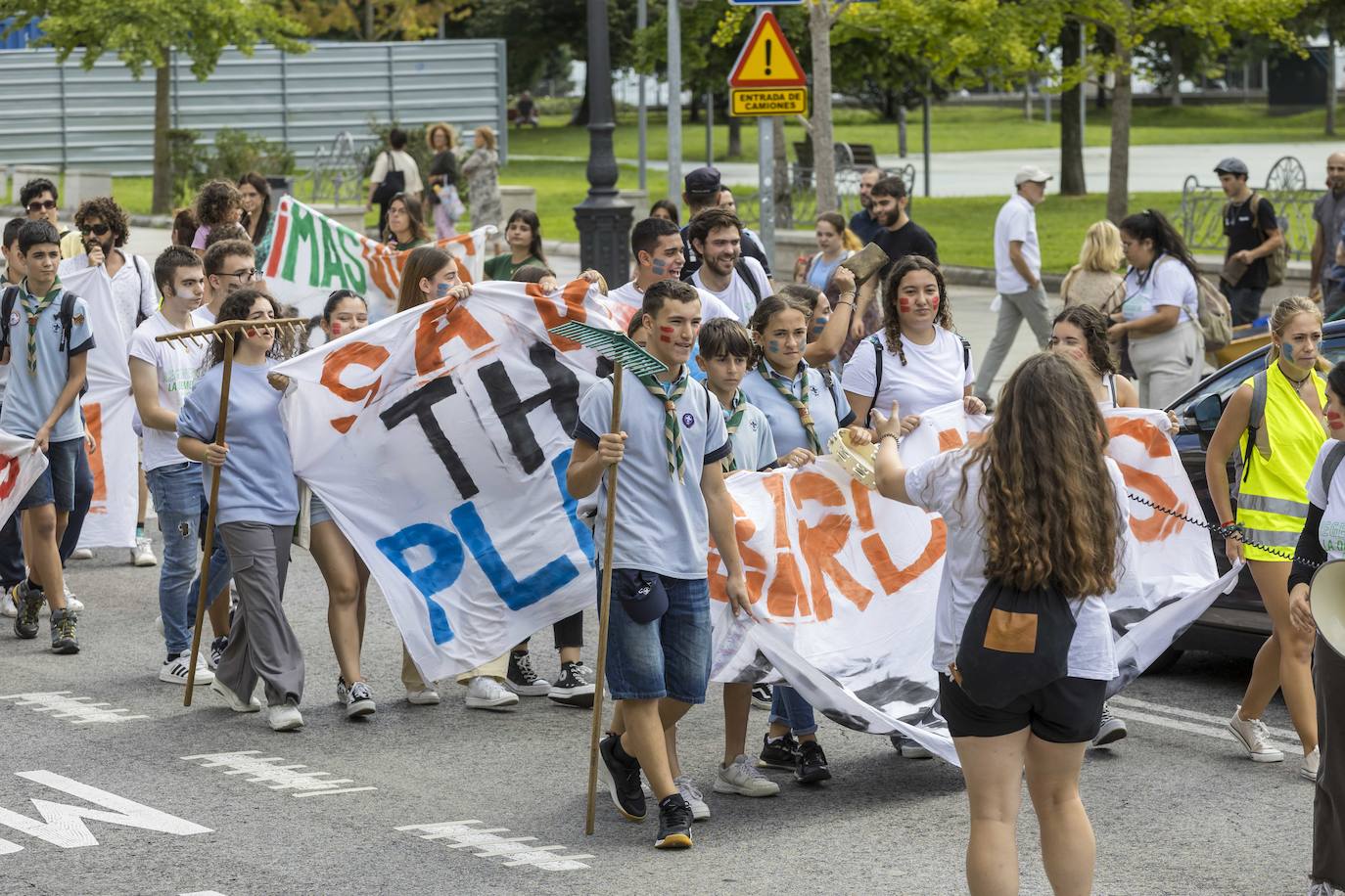 Cerca de un centenar de adolescentes protagonizaron la marcha.