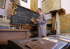 José Luis de Cos, maestro jubilado, en el Museo de la Escuela Rural de Casar de Periedo.