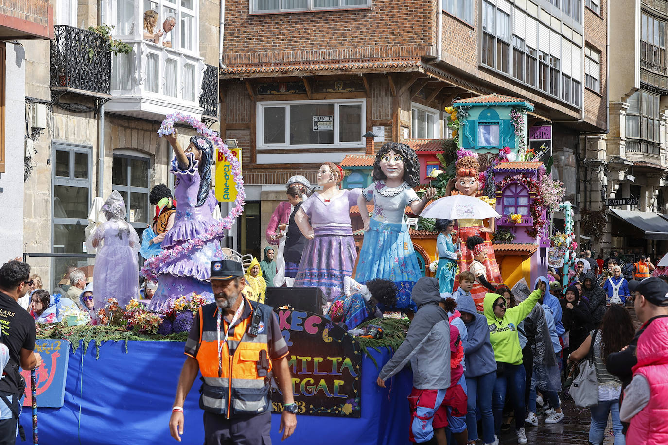 Los singulares personajes de 'La familia Madrigal' durante el desfile de esta mañana.