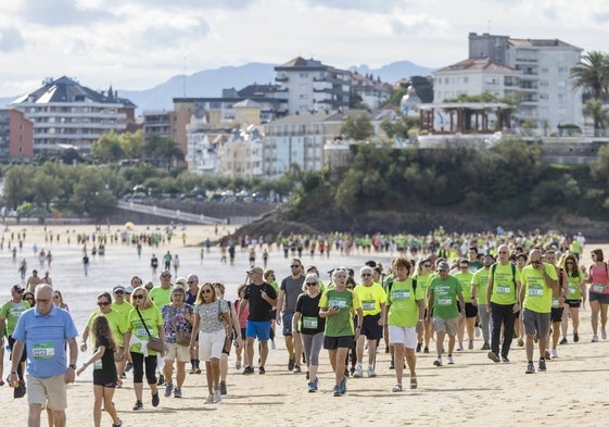 Una marea verde inundó los arenales de la ciudad en la nueva edición de la Marcha de las Cinco Playas contra el cáncer.