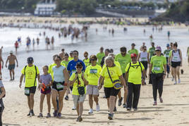 Los participantes, enfundados en sus camisetas verdes, recorrieron las playas de la ciudad