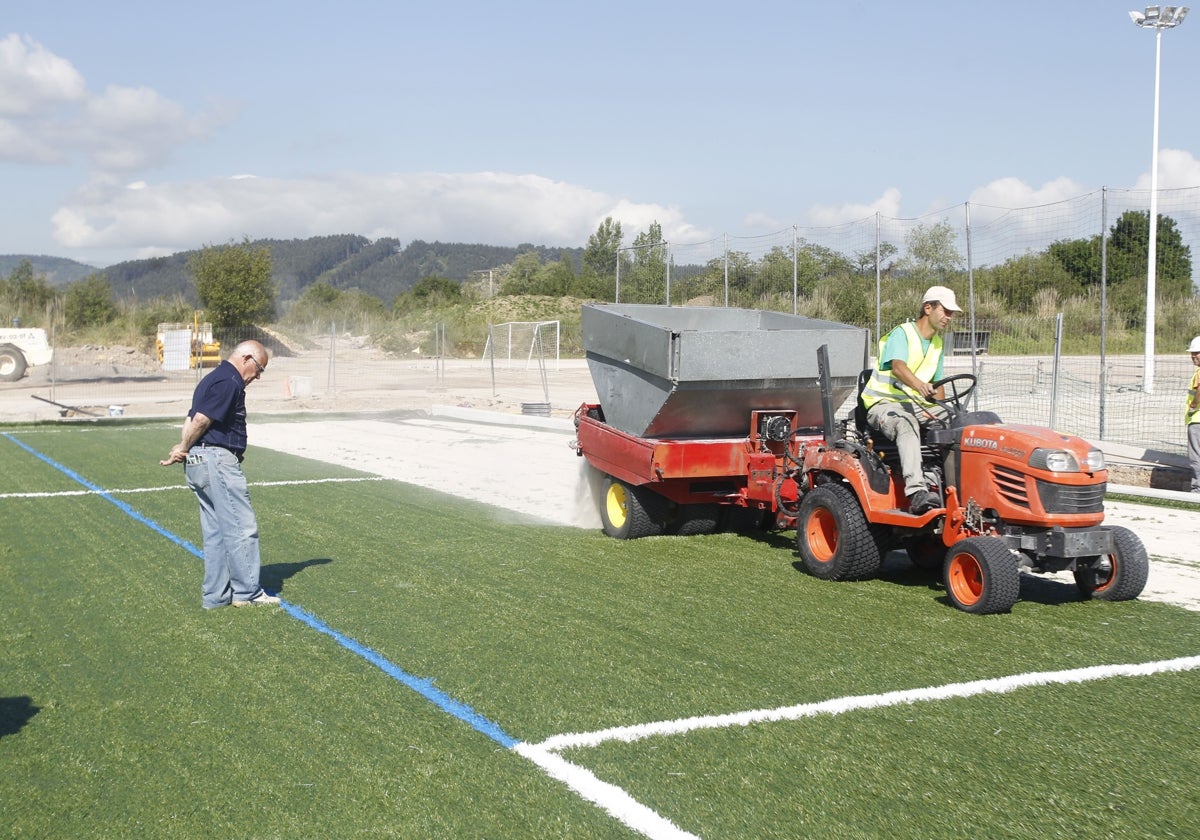 Los campos de Tanos fueron dotados de hierba artificial hace una década.