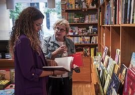 La Delegada del Gobierno Ainoa Quiñones y Paz Gil, propietaria de la librería Gil, tras la presentación.
