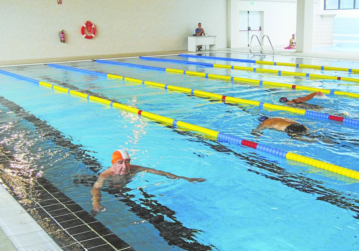 Desde primera hora de la mañana se acercaron vecinos a darse un chapuzón en la remodelada piscina.