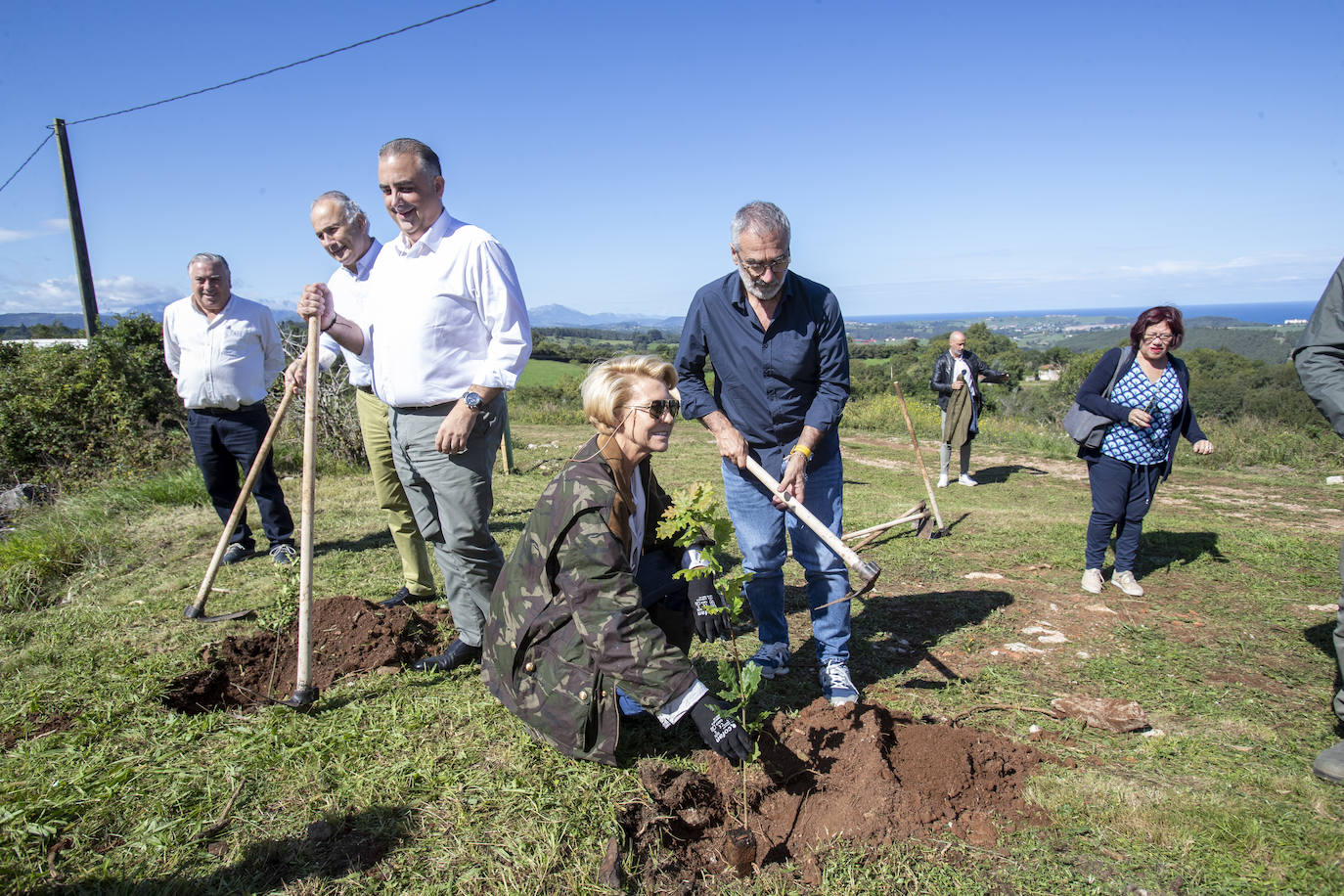 Lucrecia Botín y Javier Fesser plantando uno de los ejemplares, junto a Roberto Media y Jaime Aja. 