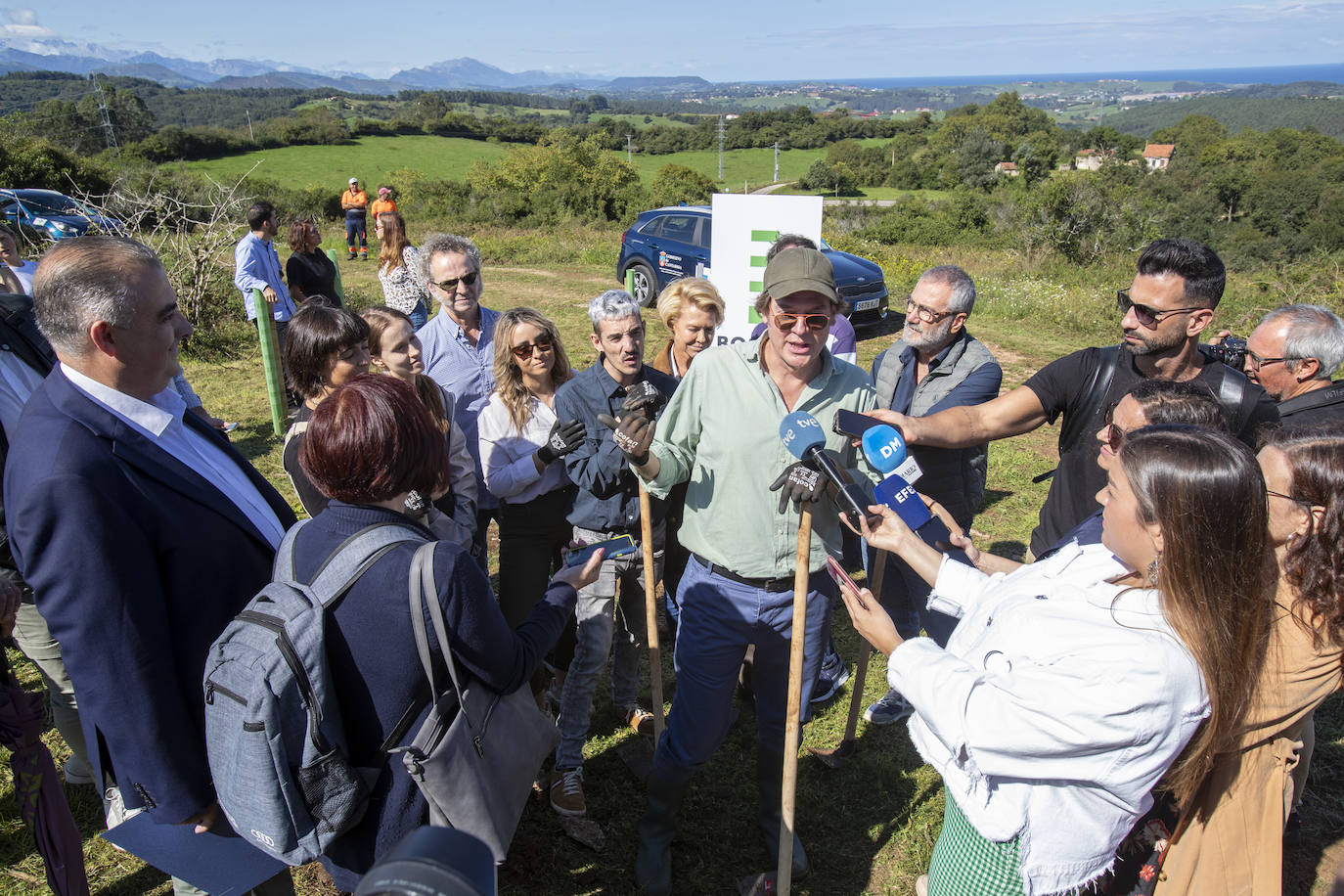 El productor Álvaro Longoria, director del Festival de Cine de Santander, explicó que contar con el equipo de 'Campeonex' ha sido una experiencia «maravillosa». Adelantó, además, que otras seis productoras han mostrado su interés por sumarse al Bosque de Cine. 