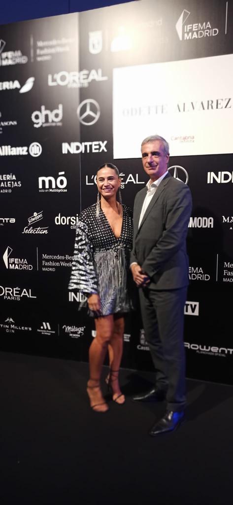 La diseñadora santanderina junto a Gustavo Cubero, director general de Turismo y Hostelería del Gobierno de Cantabria.