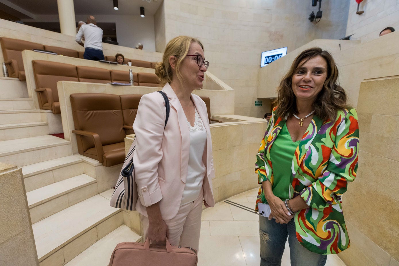 Eva Guillermina Fernández, consejera de Cultura, Turismo y Deporte (PP), conversa con Paula Fernández (PRC).