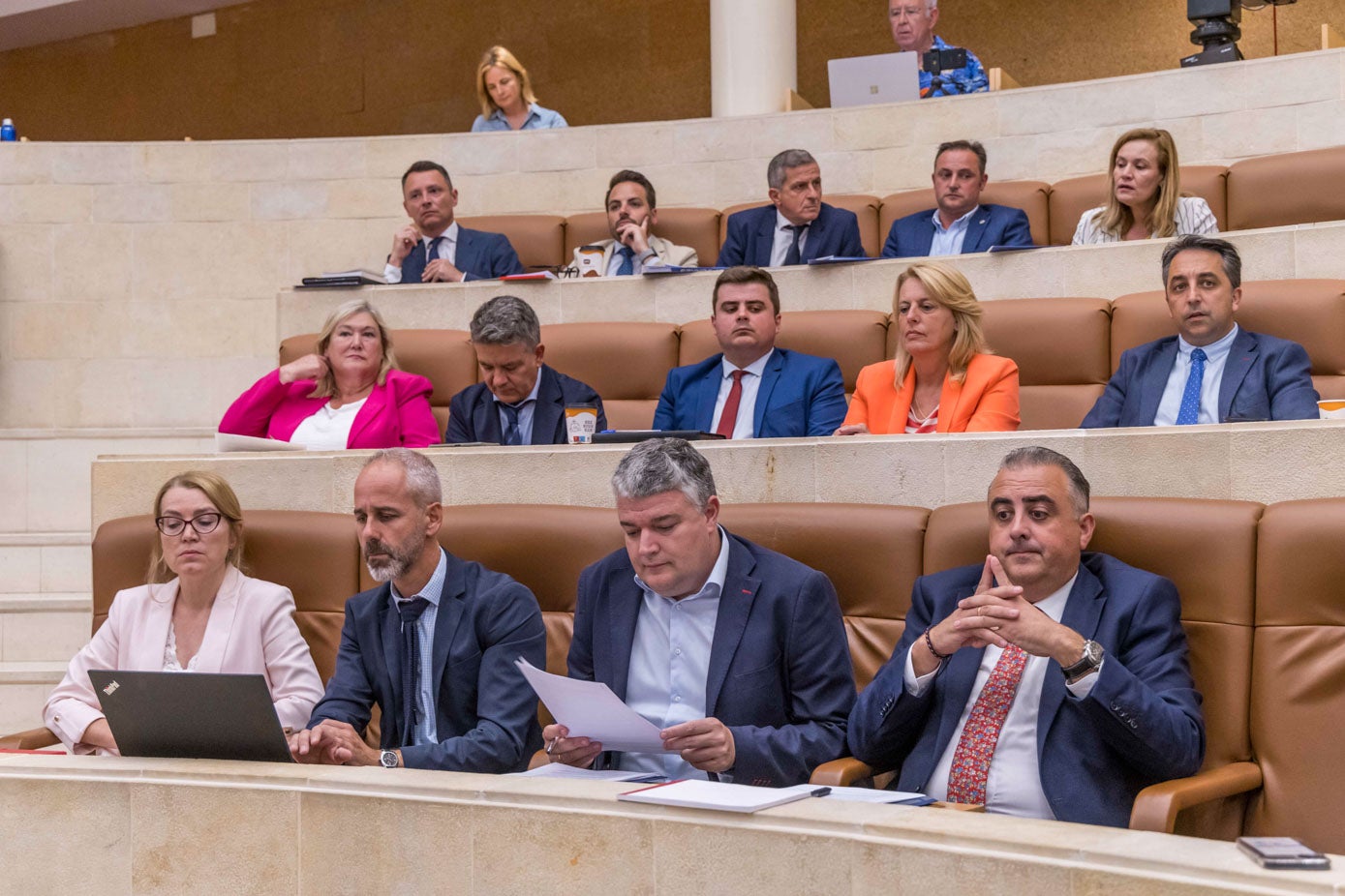 En el primera fila la bancada del Gobierno con Eva Guillermina Fernández (consejera de Cultura, Turismo y Deporte), Sergio Silva (consejero de Educación, FP y Universidades), Luis Ángel Agüero (consejero de Economía) y Roberto Media (consejero de Fomento, Ordenación del Territorio y Medio Ambiente). En segundo término, María Belén Ceballos, Candido Manuel Cobo, Miguel Ángel Vargas, María Jesús Susinos y Carlos Alberto Caramés.