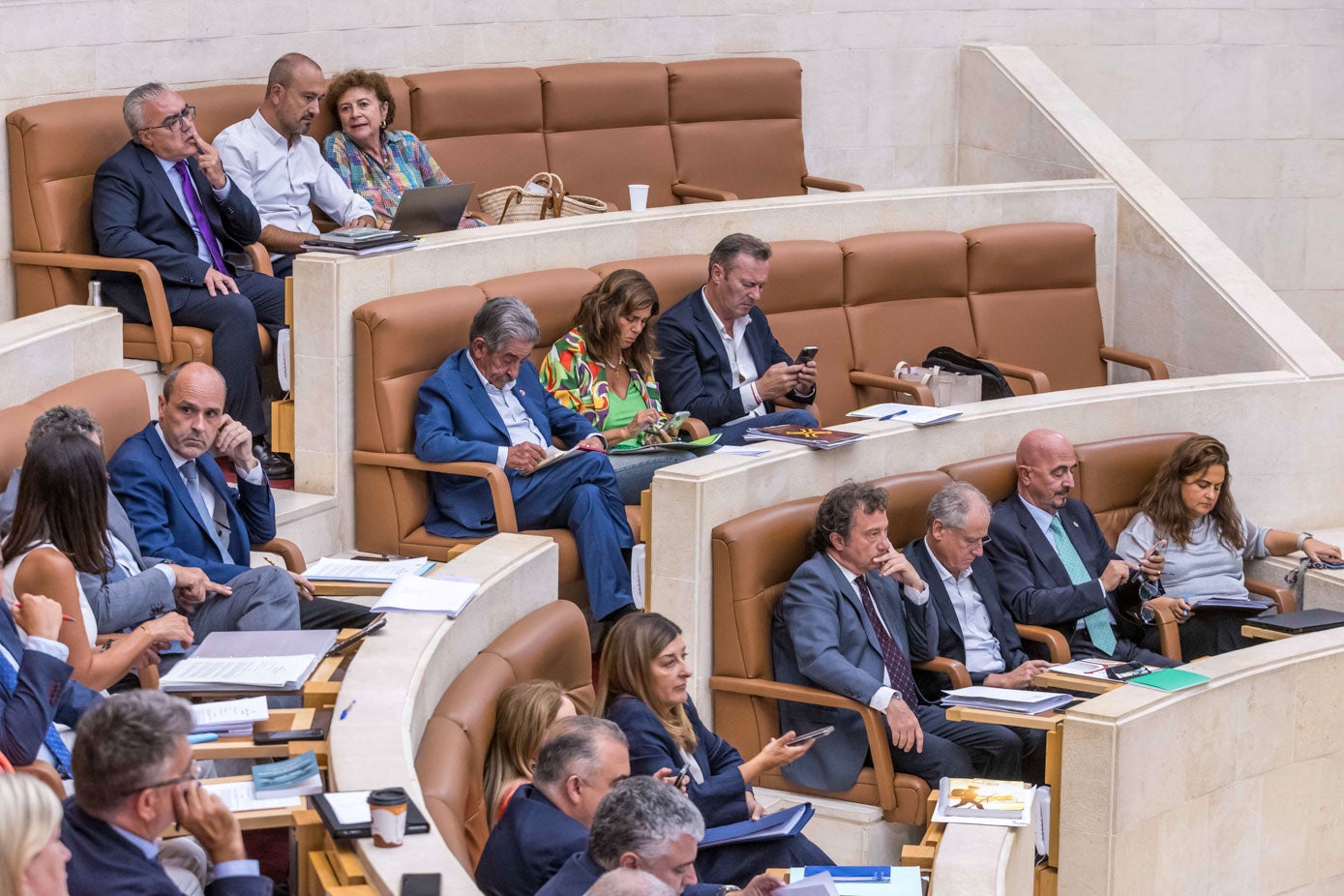 En primer término, la bancada popular. Al fondo, los diputados regionalistas.