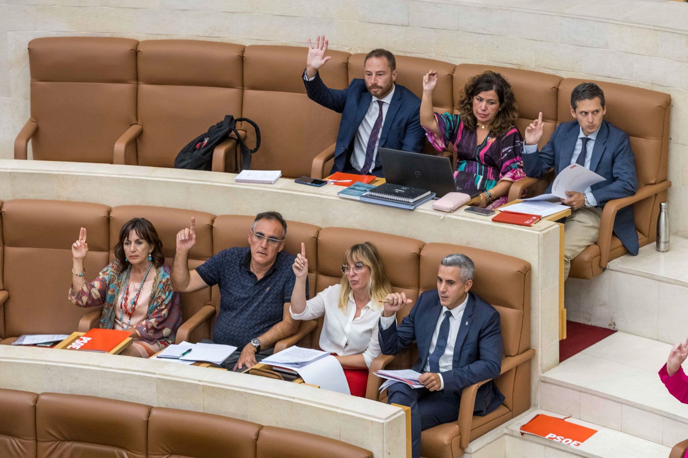 La bancada socialista durante la votación.