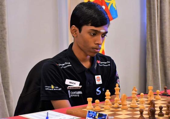 Rameshbabu Praggnanandhaa, en una de las partidas de este Campeonato de España, defendiendo la camiseta del Solvay.