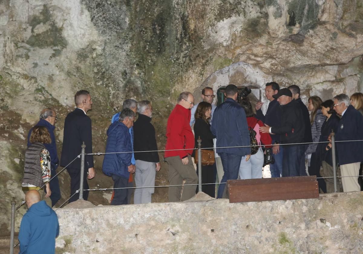 Imagen de la visita de Alberto de Monaco a Puente Viesgo