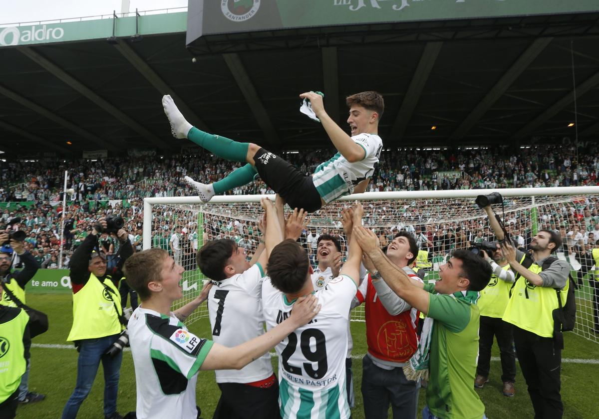 Pablo Torre, manteado tras el ascenso del Racing.