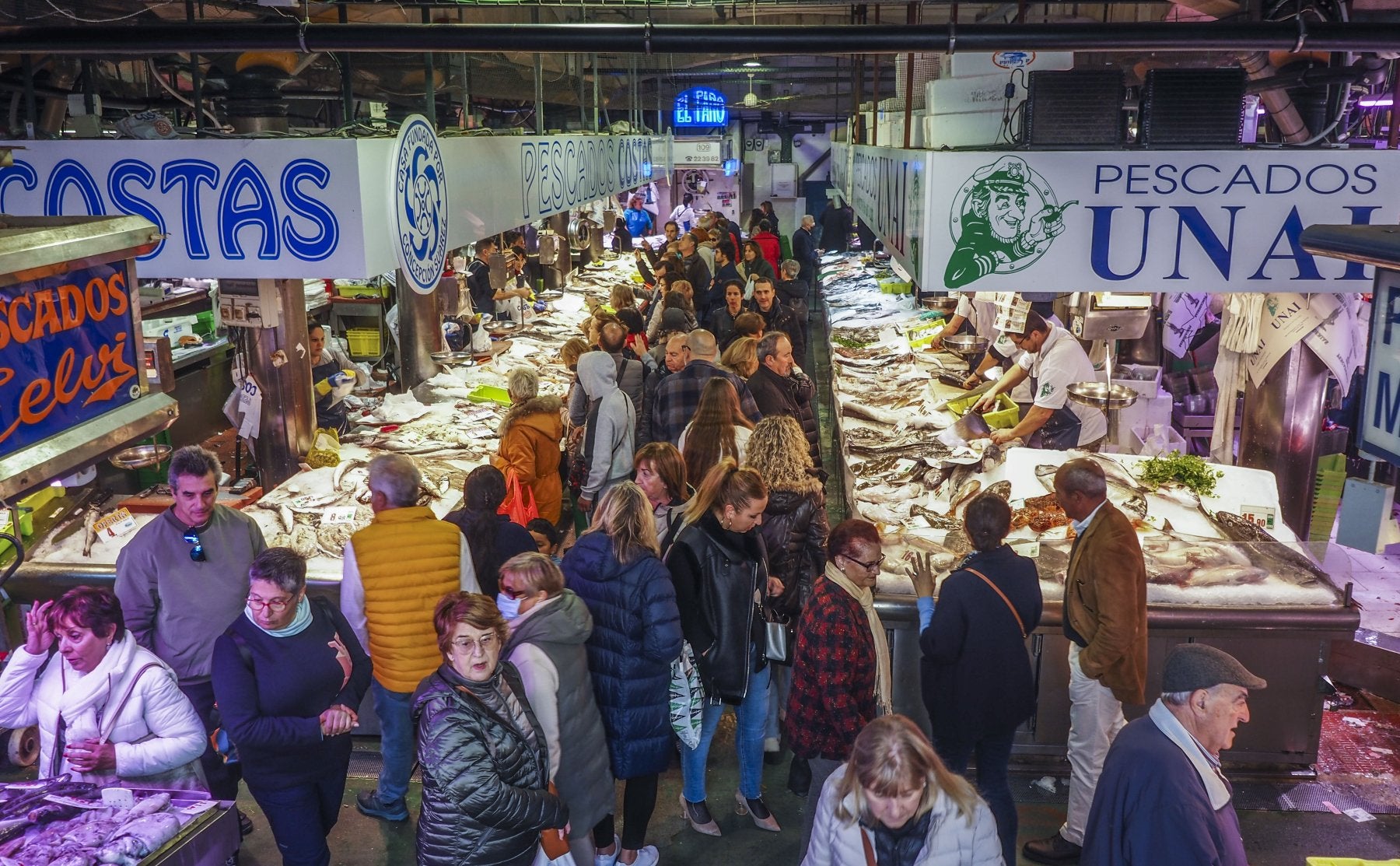 La clientela se agolpa entre los puestos de pescado del santanderino Mercado de la Esperanza.