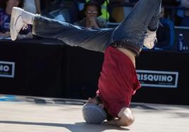 BBoy Bhera durante una de sus coreografías.